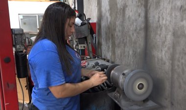 Mujer mecánica desafía estereotipos en la industria automotriz