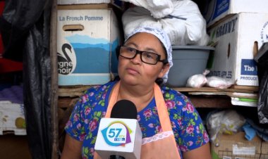 En Apopa, los comerciantes ofrecen a la población, las tradicionales frutas de temporada