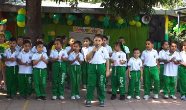 El Centro Escolar Parvulario Berta Arlina Molina celebra su 62º aniversario con un desfile lleno de energía en Apopa.