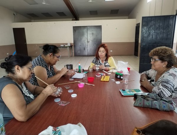 Taller de Velas Aromáticas Florece en Apopa