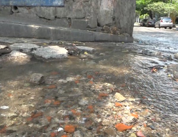 Residentes de la Santa Lucia Apopa Solicitan Intervención Urgente por fuga de agua