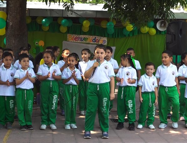 El Centro Escolar Parvulario Berta Arlina Molina celebra su 62º aniversario con un desfile lleno de energía en Apopa.