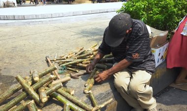 Comerciantes se preparan para la celebración del Día de la Cruz