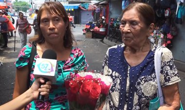 || En el mercado municipal de Apopa, los comerciantes ofrecen espectaculares ramos de rosas eternas