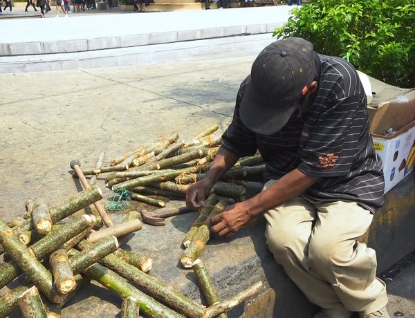 Comerciantes se preparan para la celebración del Día de la Cruz