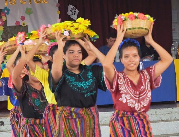El Instituto Nacional de Apopa Celebra el Día de la Cruz