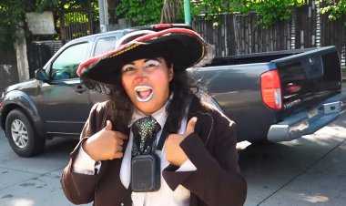 Payasita Apopense regula el tránsito