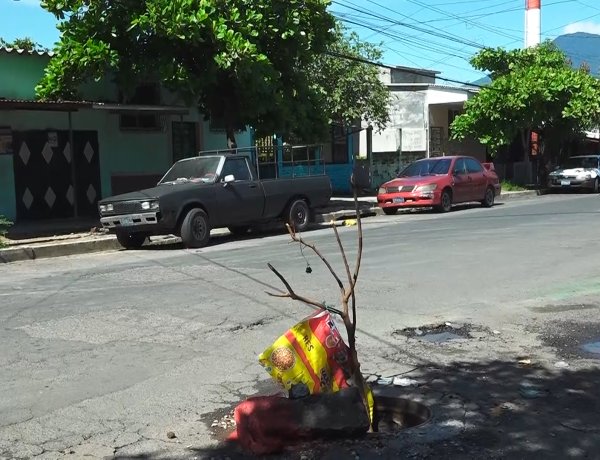 Habitantes de la colonia Popotlan 1 solicitan que tapen una Alcantarilla