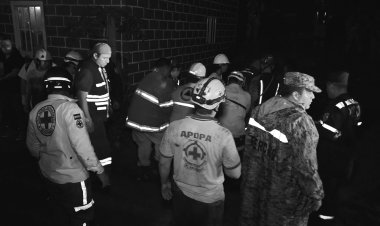 Dos menores de edad fallecen al quedar soterrados tras caer el muro de su vivienda en el caserío Las Cañas, Apopa.