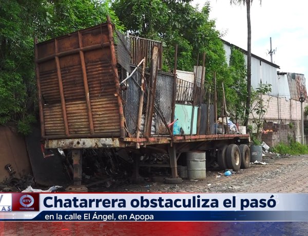 Chatarrera obstaculiza el pasó en la lotificación El Ángel