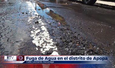 Una fuga de agua potable obstaculiza el paso en Apopa