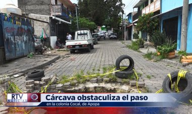 CÁRCAVA OBSTACULIZA EL PASO EN LA COLONIA COCAL DE APOPA