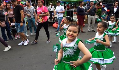 Colorido desfile en las calles principales del Distrito de Apopa