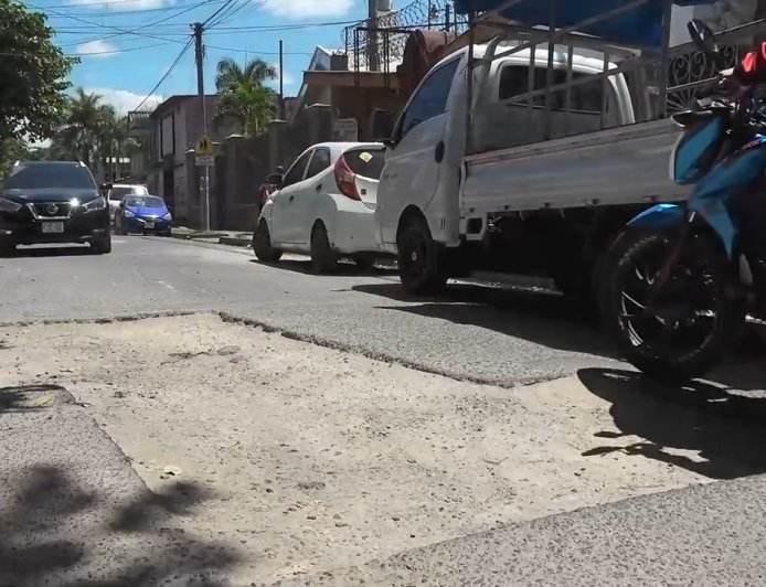 Calle en mal estado en APOPA