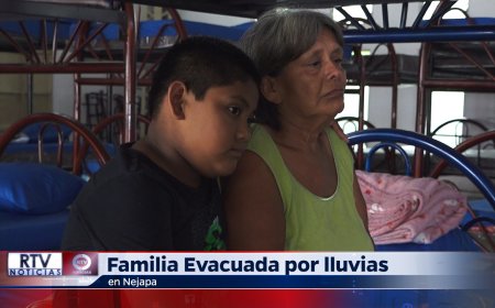 Familia Evacuada por Lluvias en Nejapa