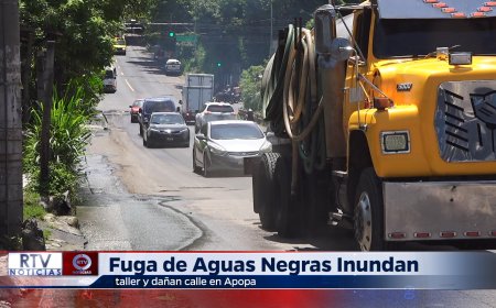 Fugas de aguas negras inundan taller y dañan calle en Apopa